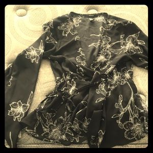 Long sleeve black and white flower top